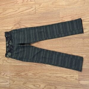 Lululemon Skinny Groove Pant II olive green striped with butterfly waistband, 6*